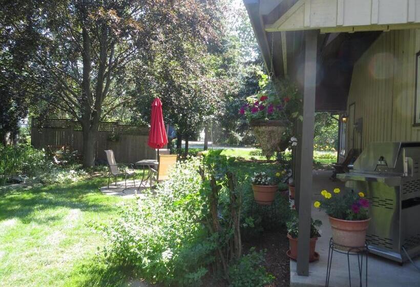 Отель Cedar Gables Bed & Breakfast