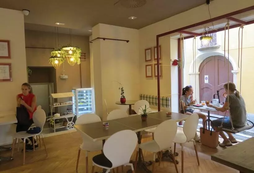 ホテル Monza City Rooms & Studios