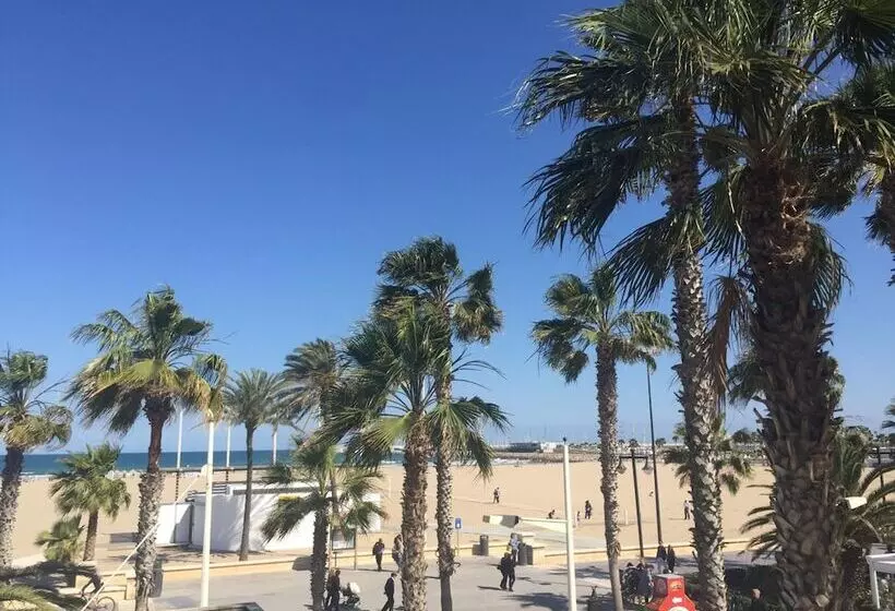 هتل Malvarrosa Beach Rooms