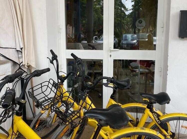 هتل Malvarrosa Beach Rooms