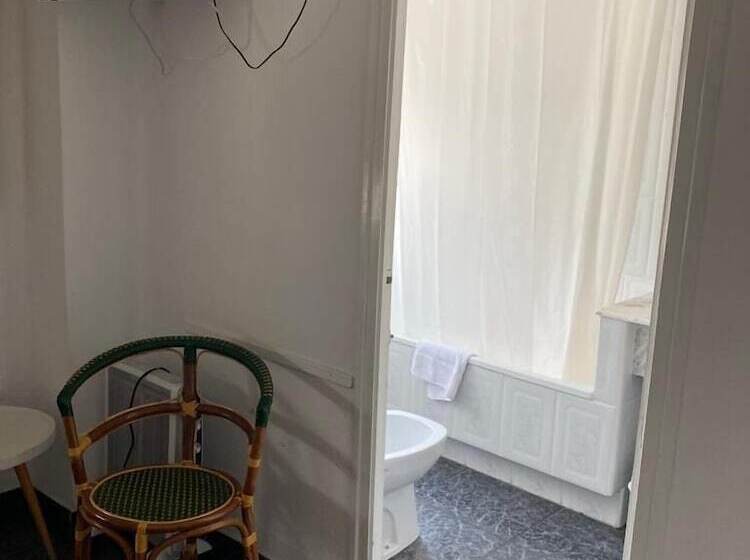 هتل Malvarrosa Beach Rooms