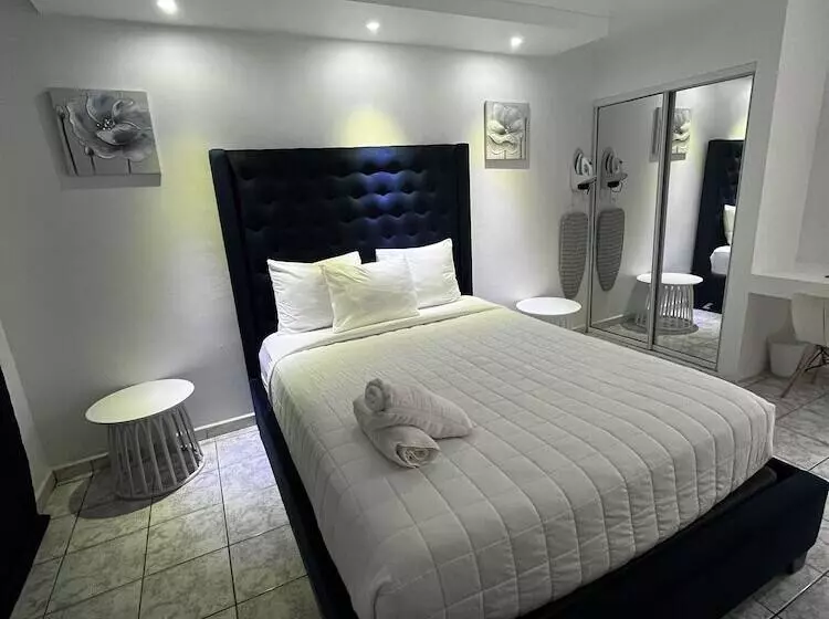 هتل Douglas Highway