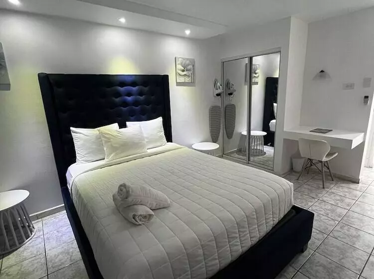 هتل Douglas Highway