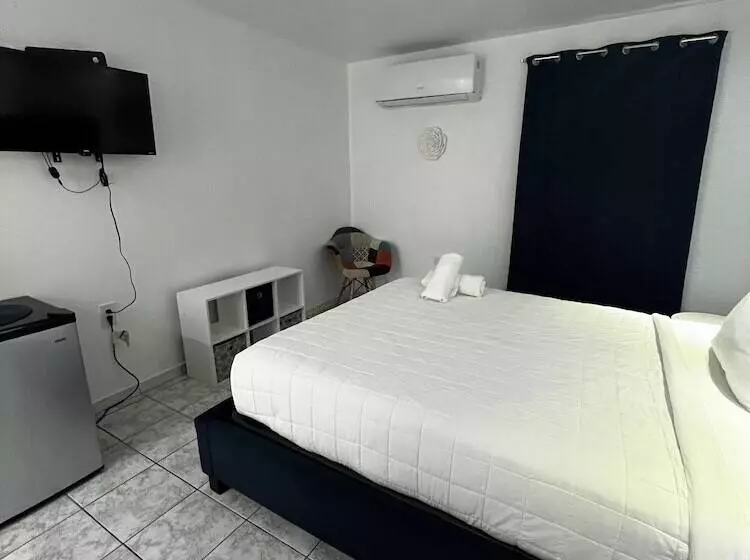 هتل Douglas Highway