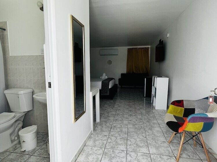 هتل Douglas Highway