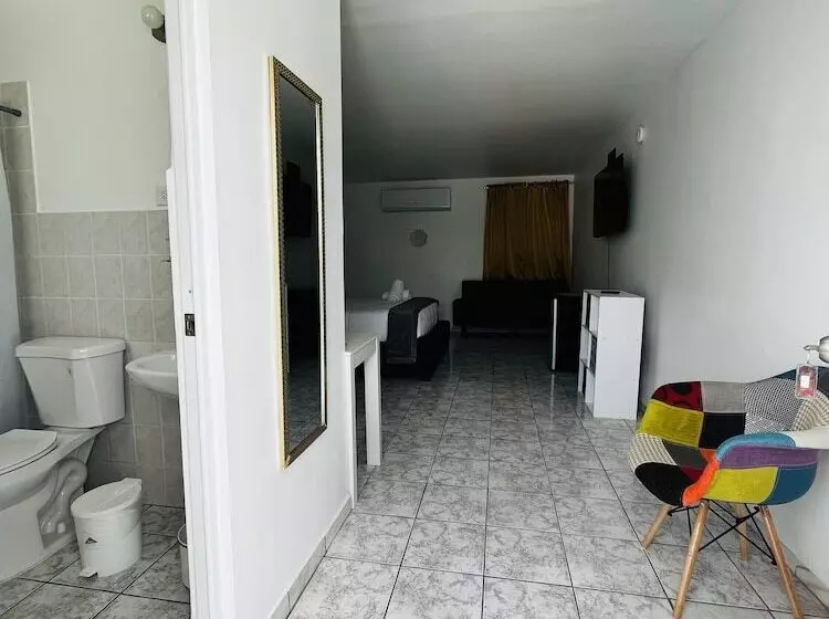 هتل Douglas Highway