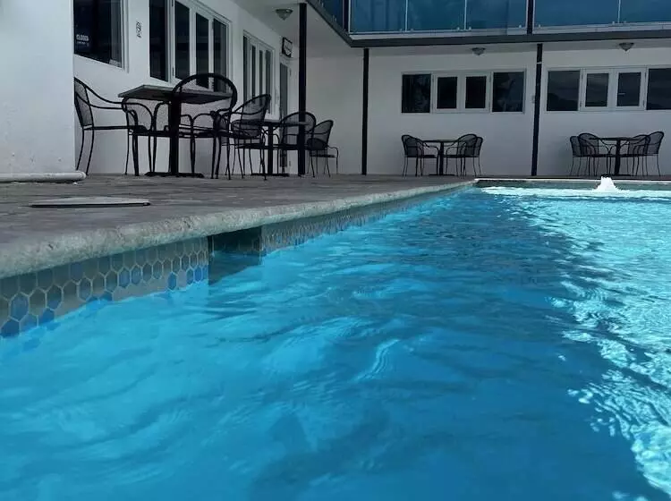 هتل Douglas Highway