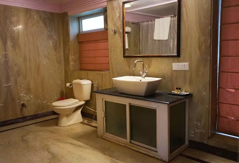 Village Machaan Resort