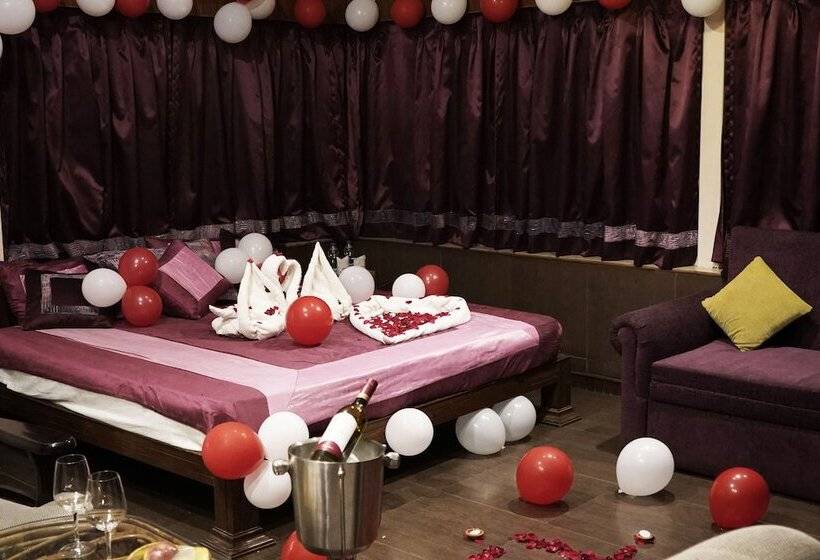 Village Machaan Resort