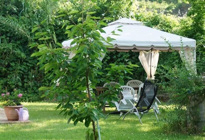 Aamiaismajoitus (B&B) Casa Il Girasole Con Piscina Nelle Marche