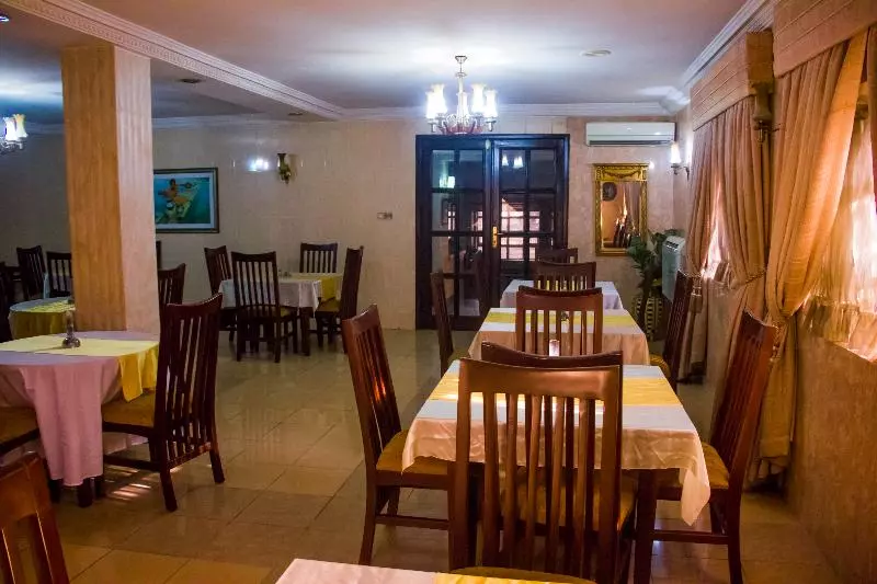 Dees Hotels, Apartments And Suites