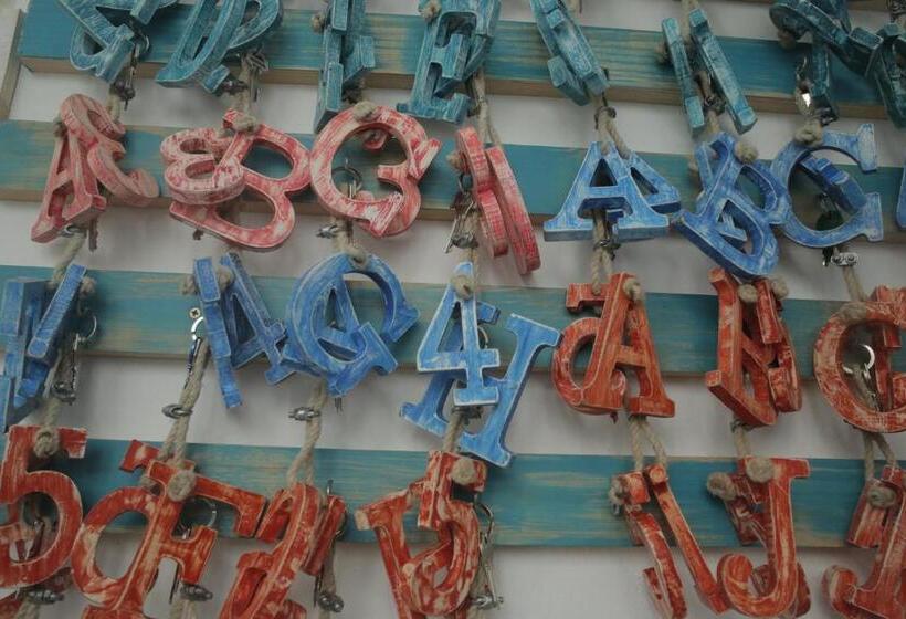 Wake Up In Tarifa Hostel & Restaurant Lounge