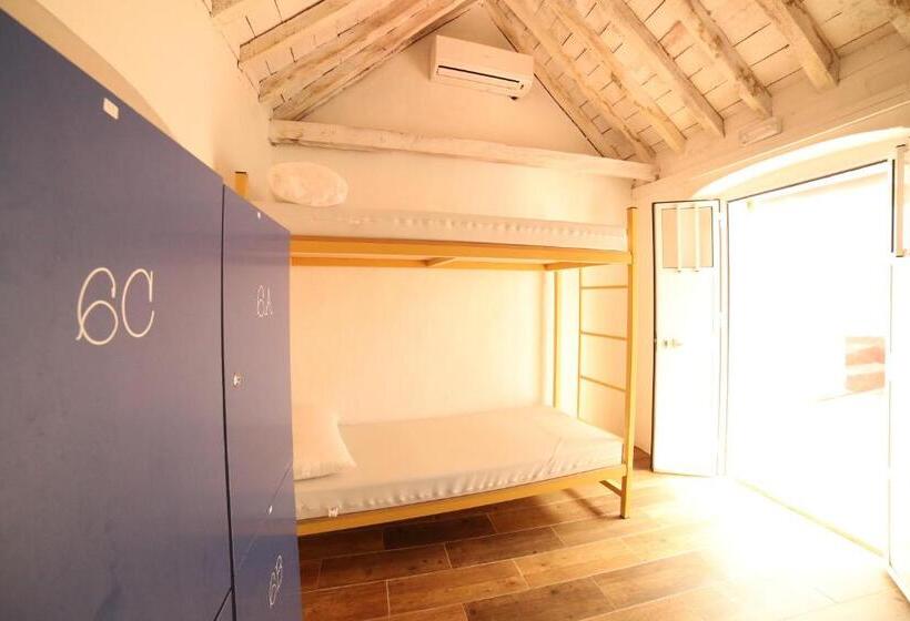 Wake Up In Tarifa Hostel & Restaurant Lounge