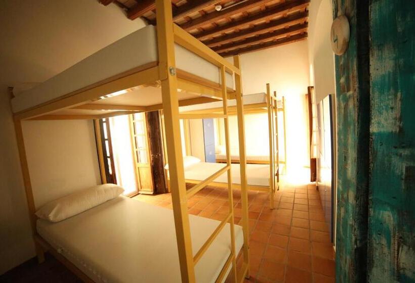 Wake Up In Tarifa Hostel & Restaurant Lounge