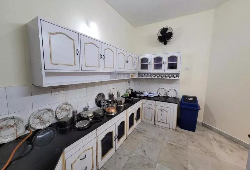 پانسیون Regalia Home Sapphire Stay