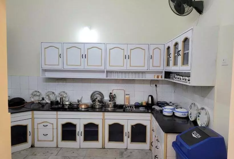 پانسیون Regalia Home Sapphire Stay