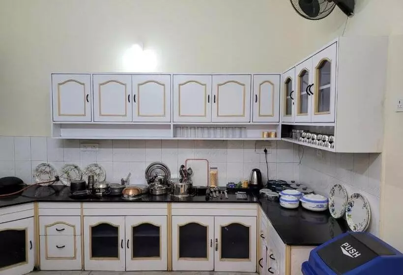 پانسیون Regalia Home Sapphire Stay