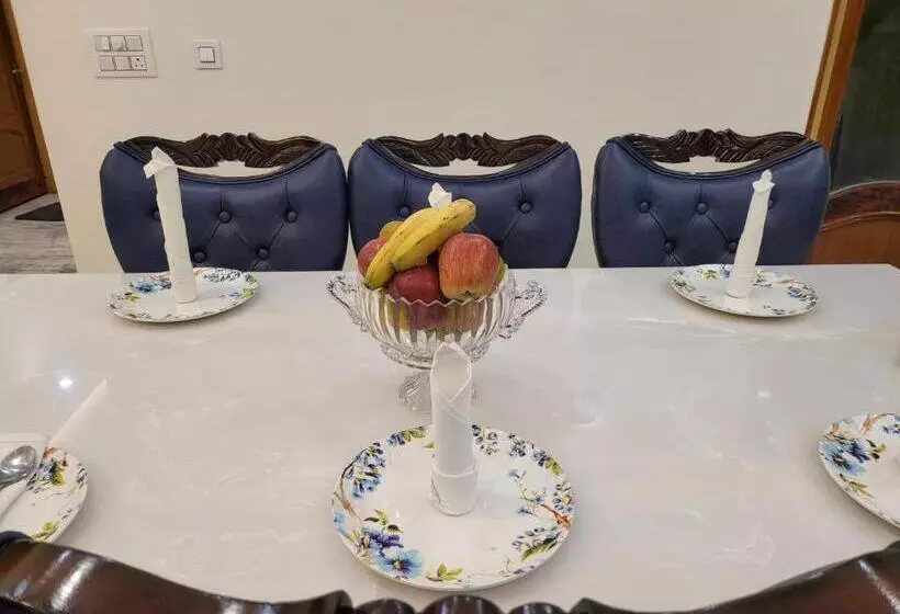 پانسیون Regalia Home Sapphire Stay