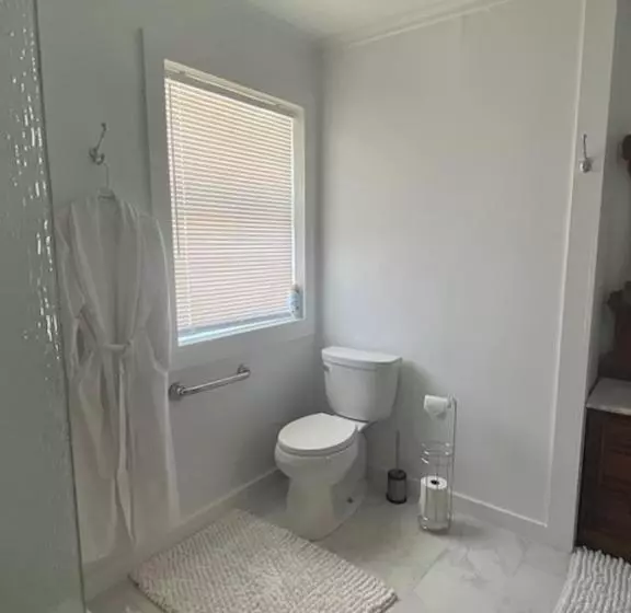 ペンション The White Cottage
