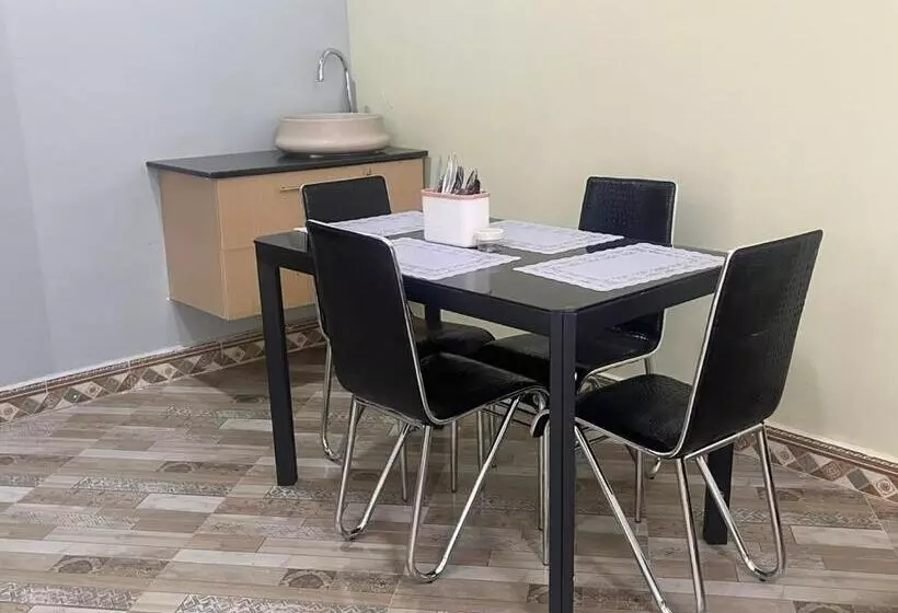 تختخواب و صبحانه Ronald Virtue Apartments