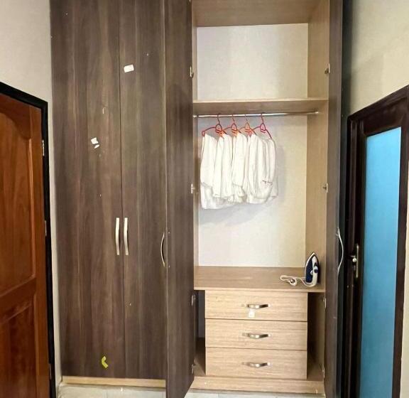 تختخواب و صبحانه Ronald Virtue Apartments