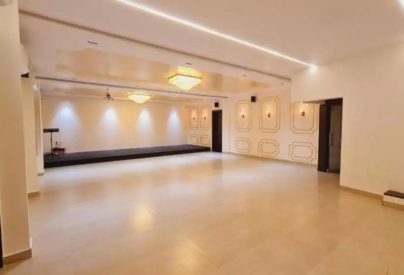 Hotelli Elegance Inn