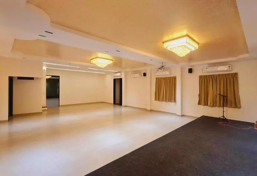 Hotelli Elegance Inn