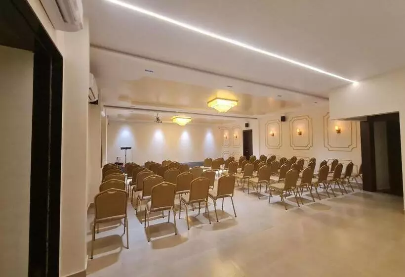 Hotelli Elegance Inn