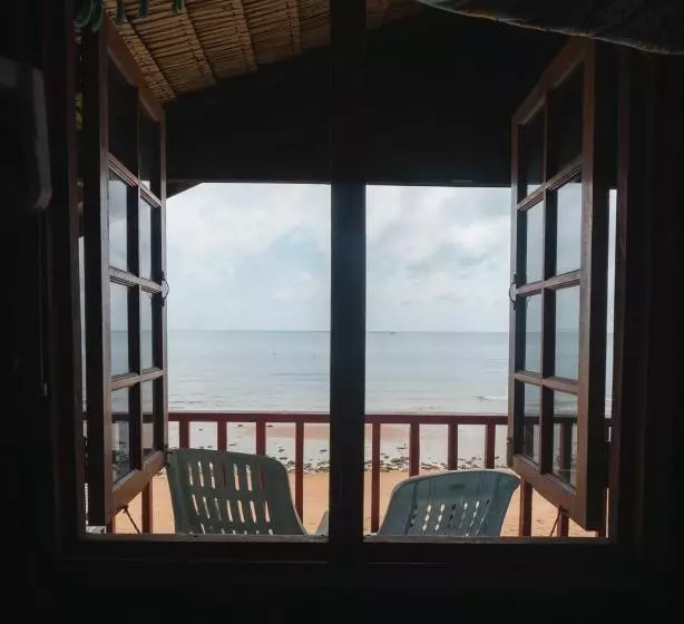 Lomakeskus Beachfront Hut Upstairs Astra   Beach Shack Chalet
