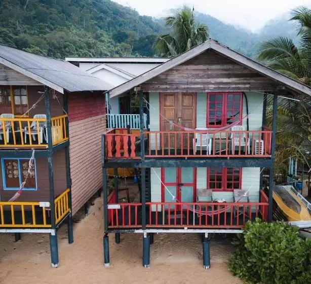 Lomakeskus Beachfront Hut Upstairs Astra   Beach Shack Chalet