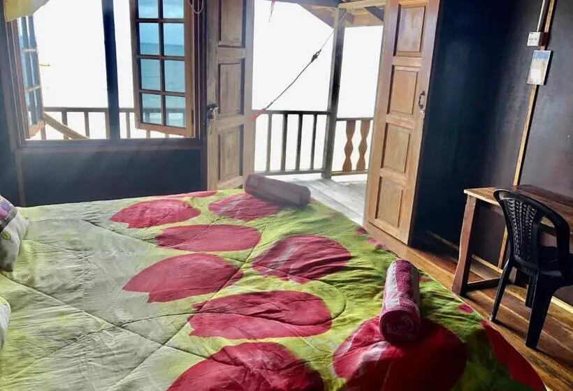 Lomakeskus Beachfront Hut Upstairs Astra   Beach Shack Chalet