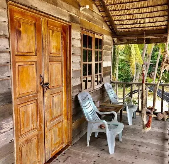 Lomakeskus Beachfront Hut Upstairs Astra   Beach Shack Chalet