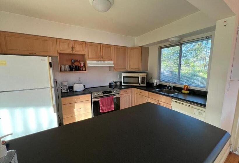 Pensionat Private Queen Bed In Delta/surrey With Garden View