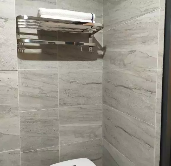 Newly Renovated Apartement @ Collins Boulevard