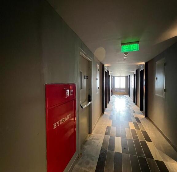 Newly Renovated Apartement @ Collins Boulevard