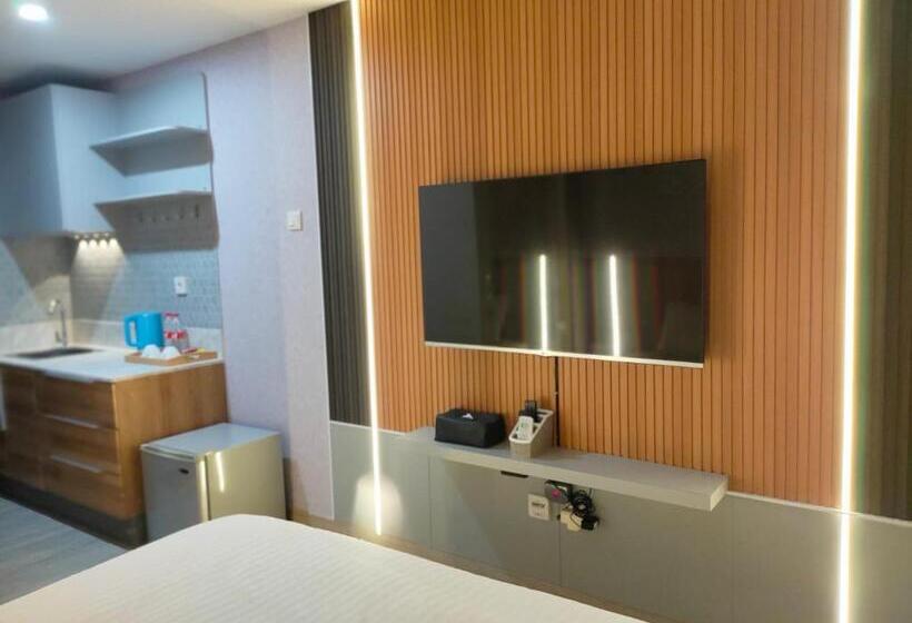 Newly Renovated Apartement @ Collins Boulevard