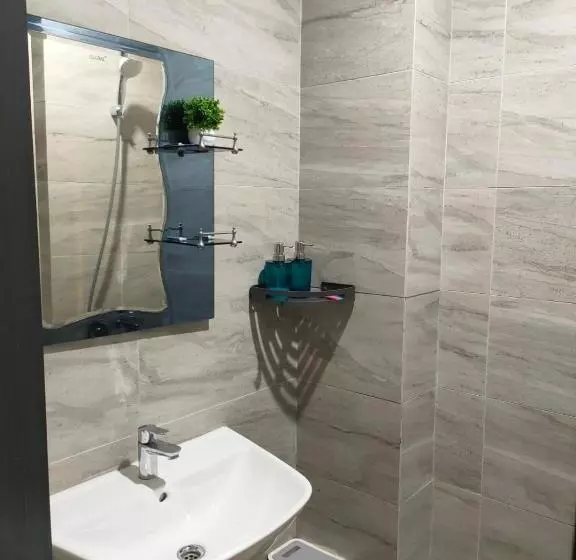 Newly Renovated Apartement @ Collins Boulevard
