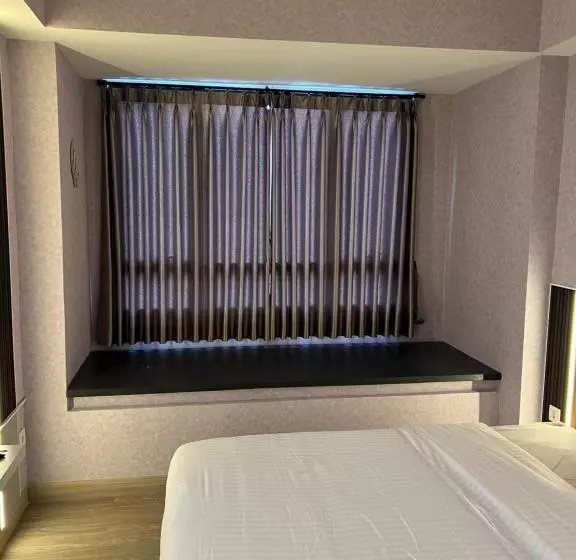 Newly Renovated Apartement @ Collins Boulevard