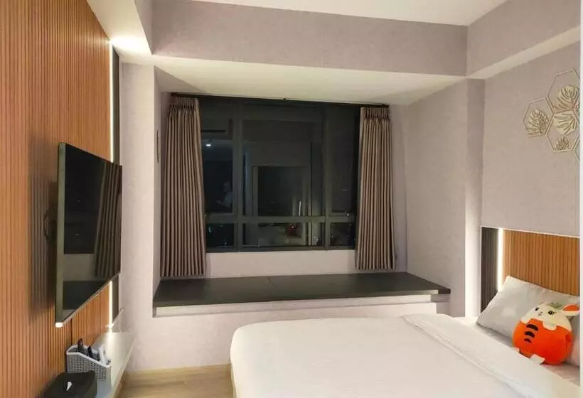 Newly Renovated Apartement @ Collins Boulevard