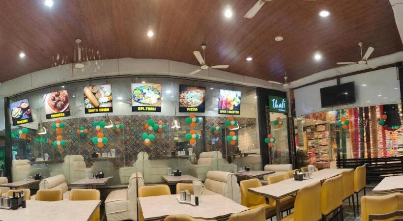 호텔 Kiara Shirdi Park Inn