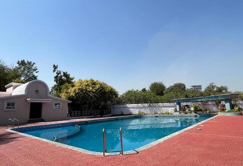 Отель Soho House By Jayshrea