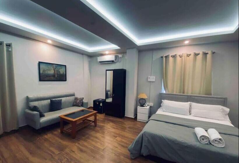 هتل Sunset Homes Imphal
