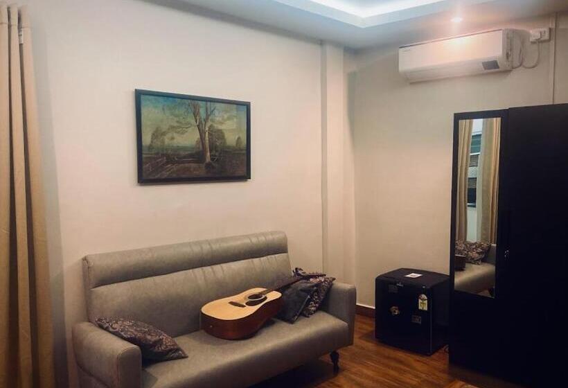 هتل Sunset Homes Imphal