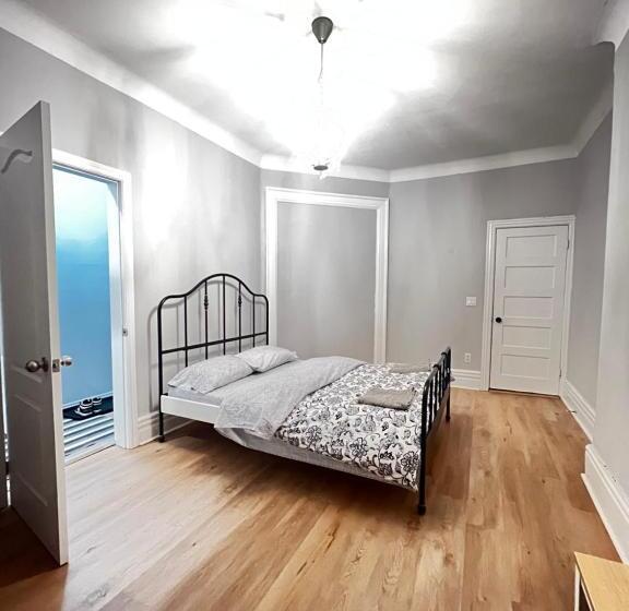 پانسیون O Canada Guest House