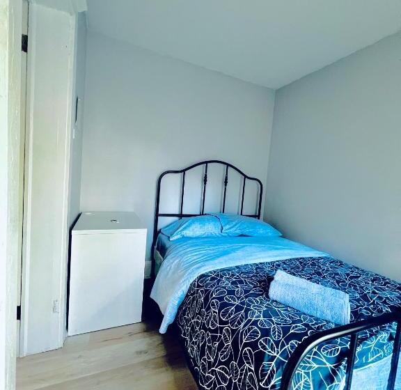 پانسیون O Canada Guest House