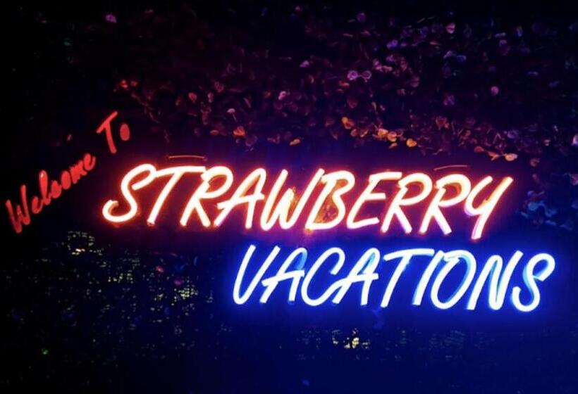 ホテル Strawberry Vacations Villa