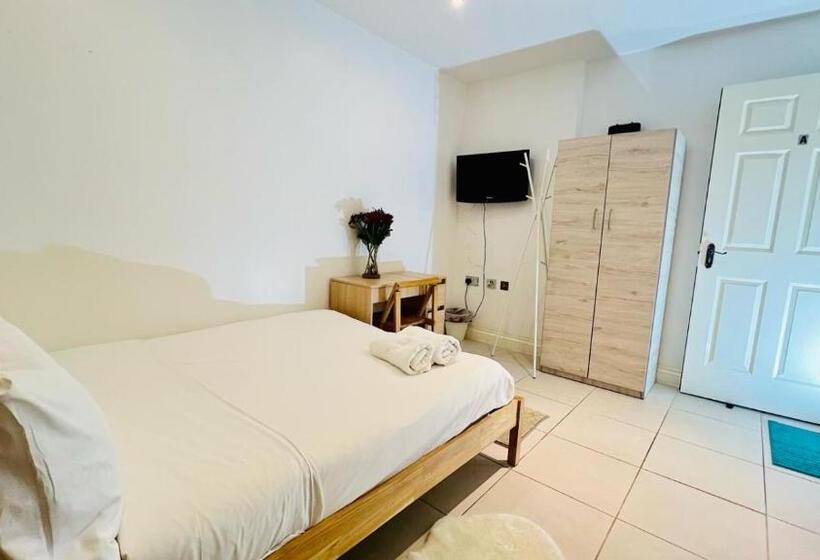 민박 City View Sunset Luxurious Apartment In London Zone 1 Including One Family Twin Room With Its Own St