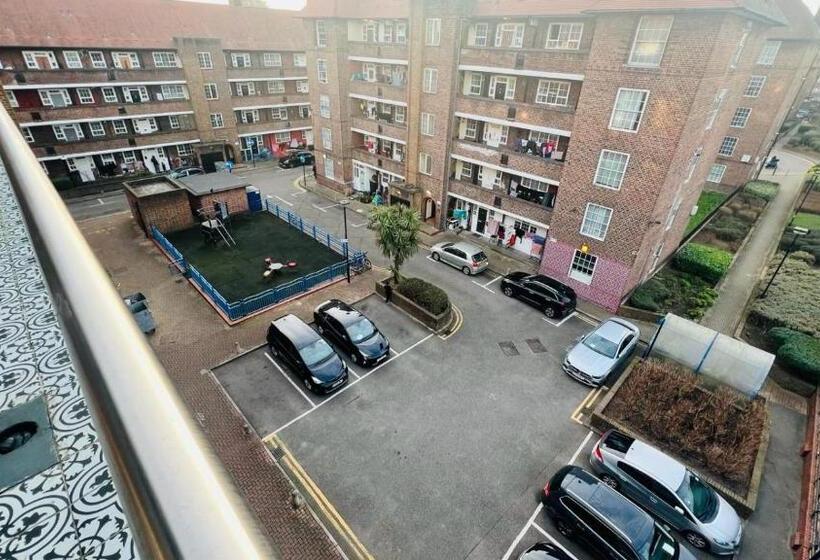 민박 City View Sunset Luxurious Apartment In London Zone 1 Including One Family Twin Room With Its Own St