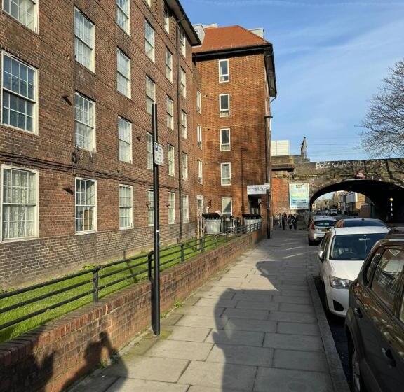 민박 City View Sunset Luxurious Apartment In London Zone 1 Including One Family Twin Room With Its Own St