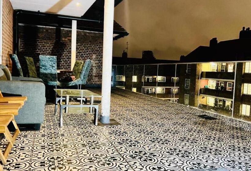 민박 City View Sunset Luxurious Apartment In London Zone 1 Including One Family Twin Room With Its Own St